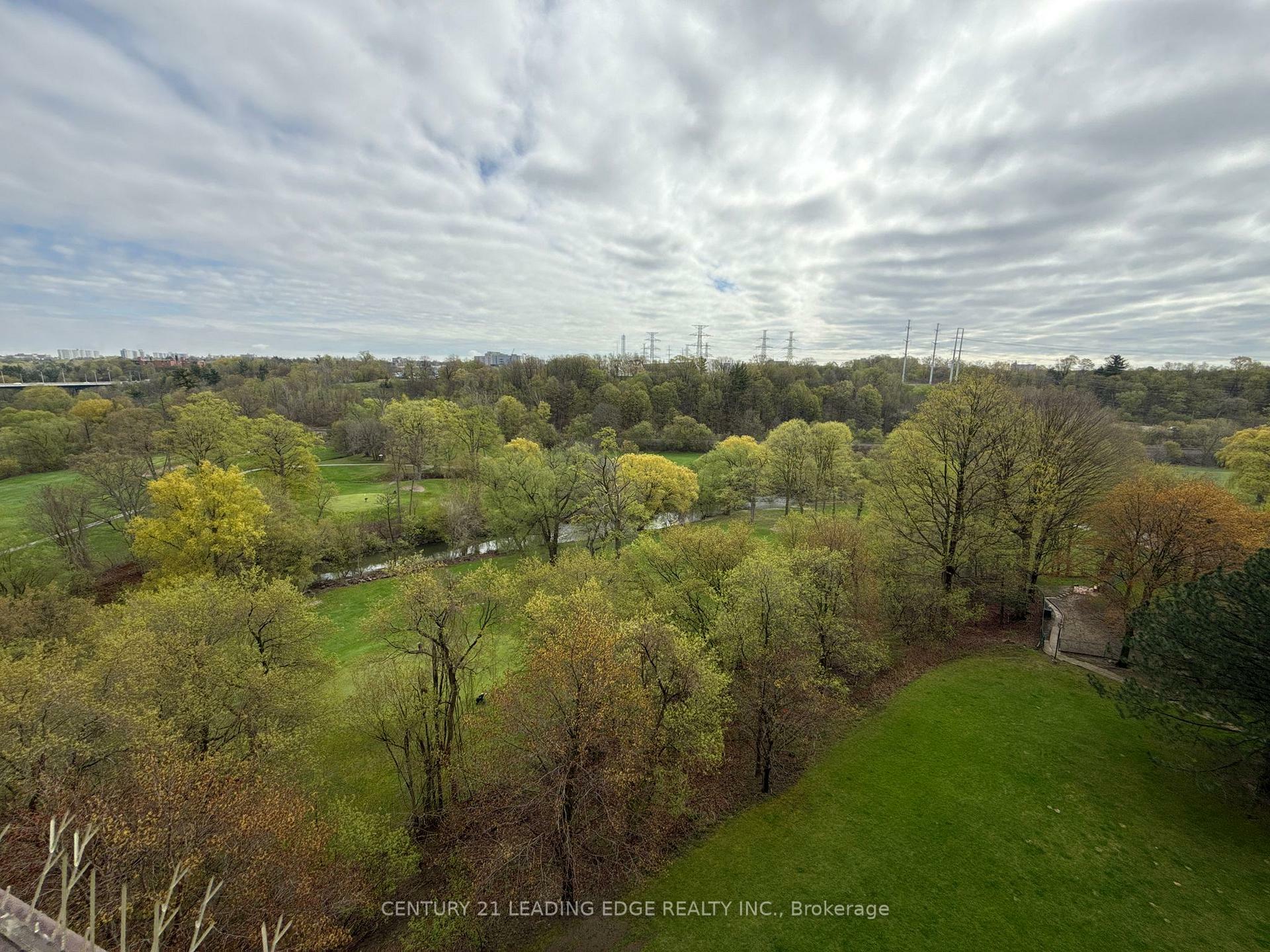 Property Photo: 20 Edgecliff Golfway 815 ON M3C 3A4
