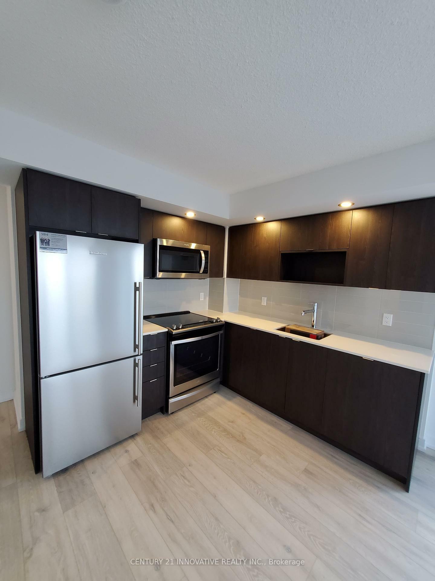 Photo de la propriété: 225 Village Green Square 1702 ON M1S 0N4