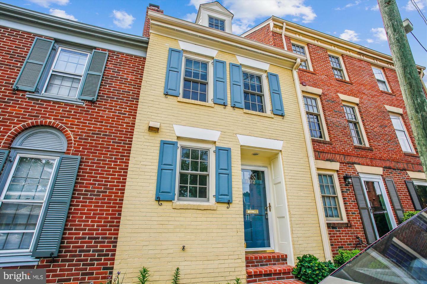 Property Photo: 802 Bashford Lane VA 22314