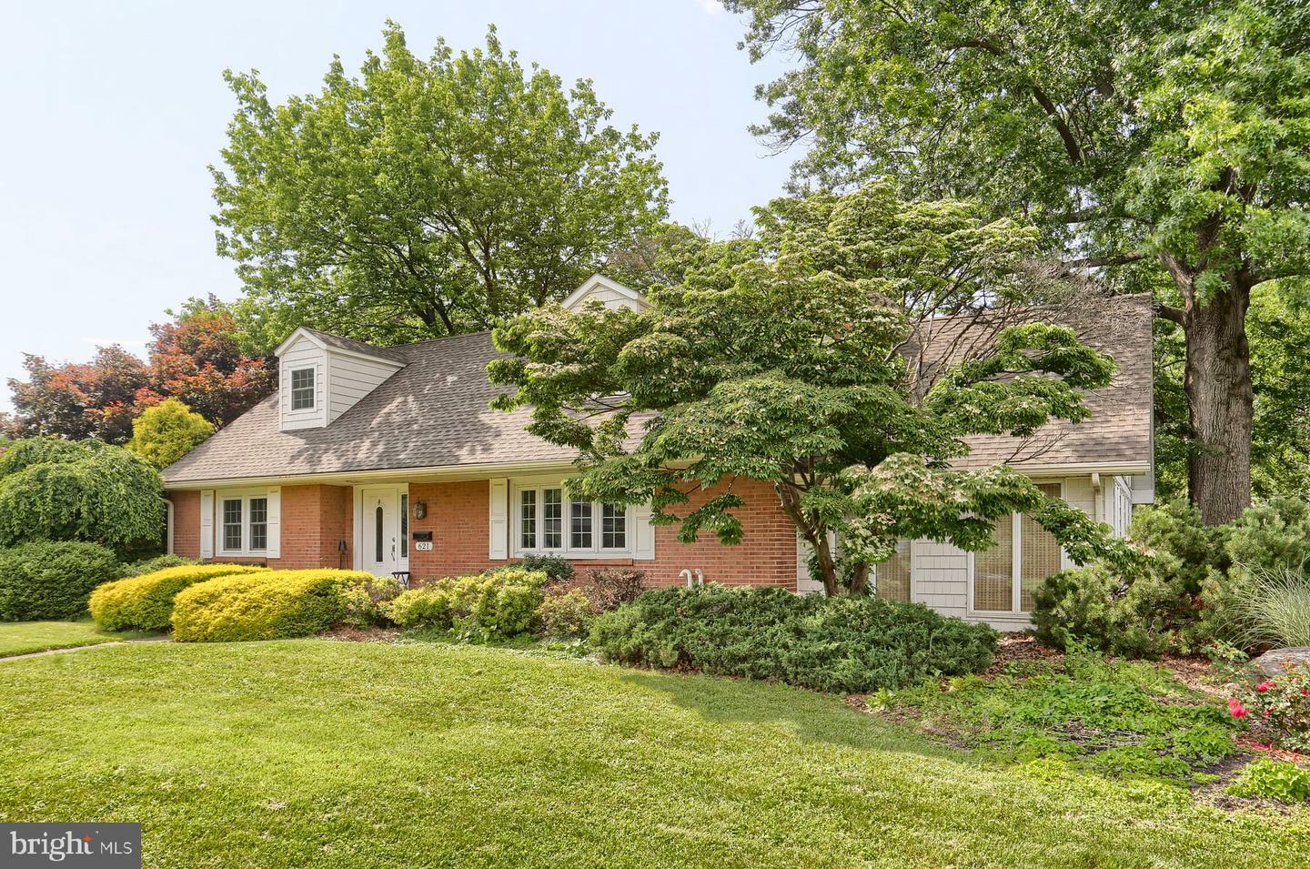 Property Photo: 621 E Walnut Street PA 17078