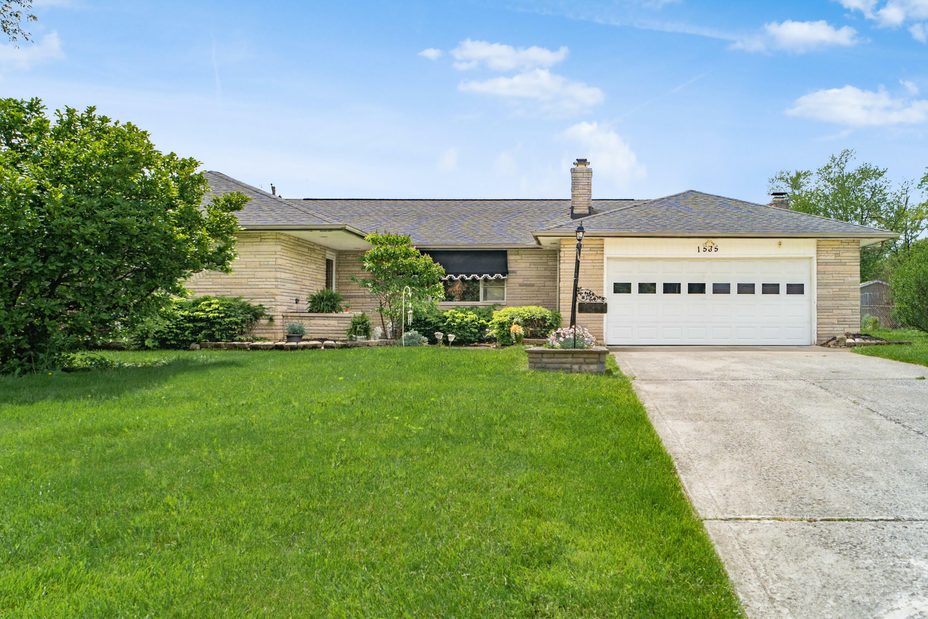 Property Photo: 1585 Peace Place OH 43209
