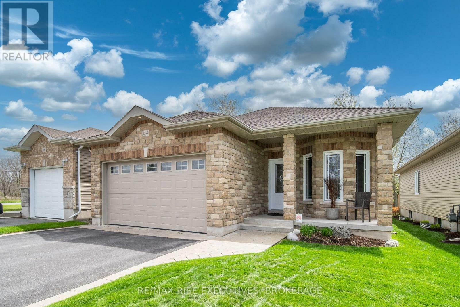Property Photo: 1089 Crossfield Avenue ON K7P 0G7