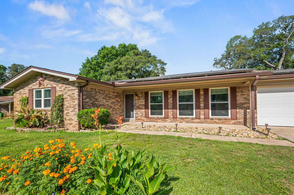 Property Photo: 113 Alan A Dale Drive FL 32578