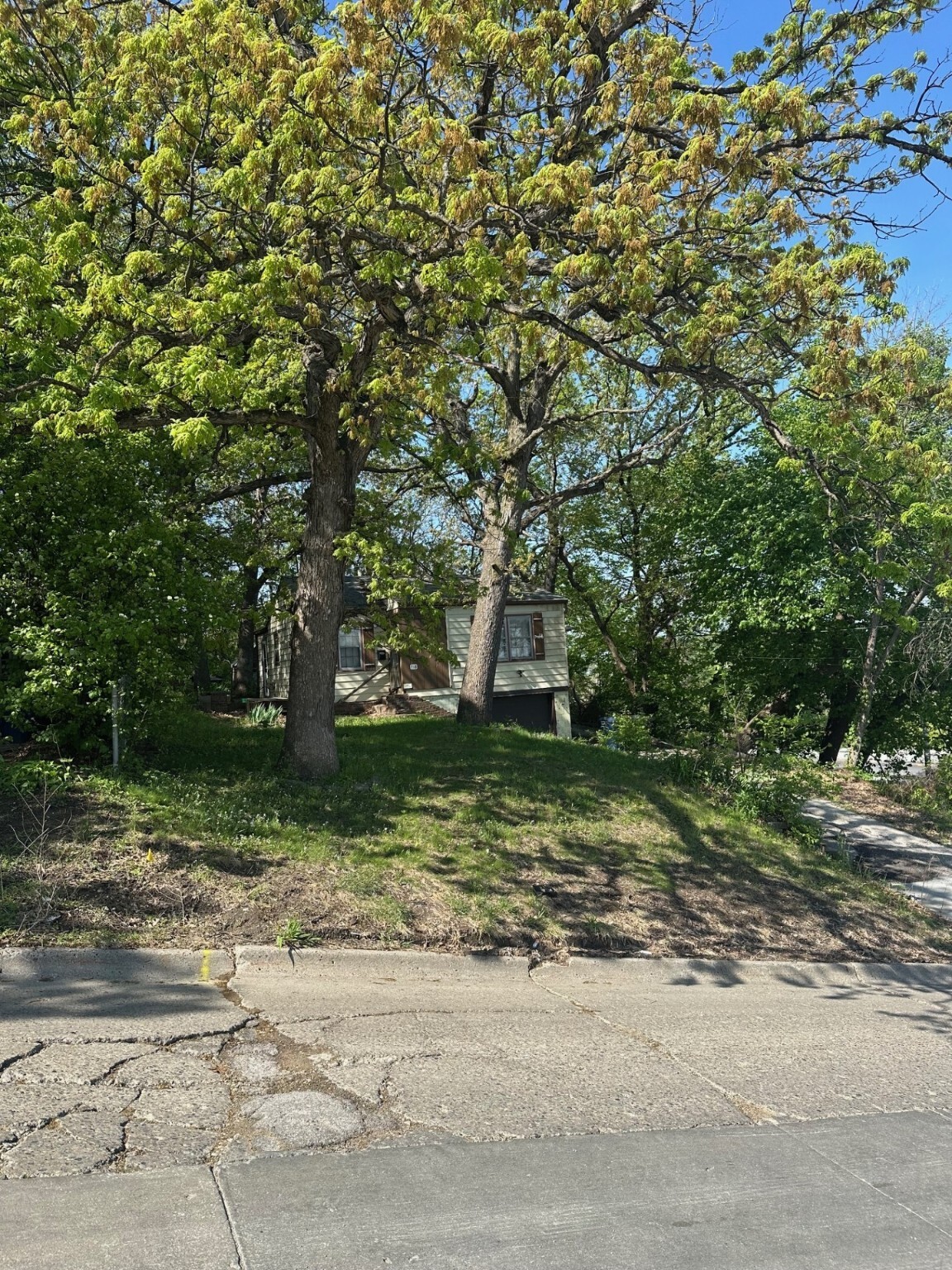 720 Monona Avenue  Des Moines IA 50315 photo