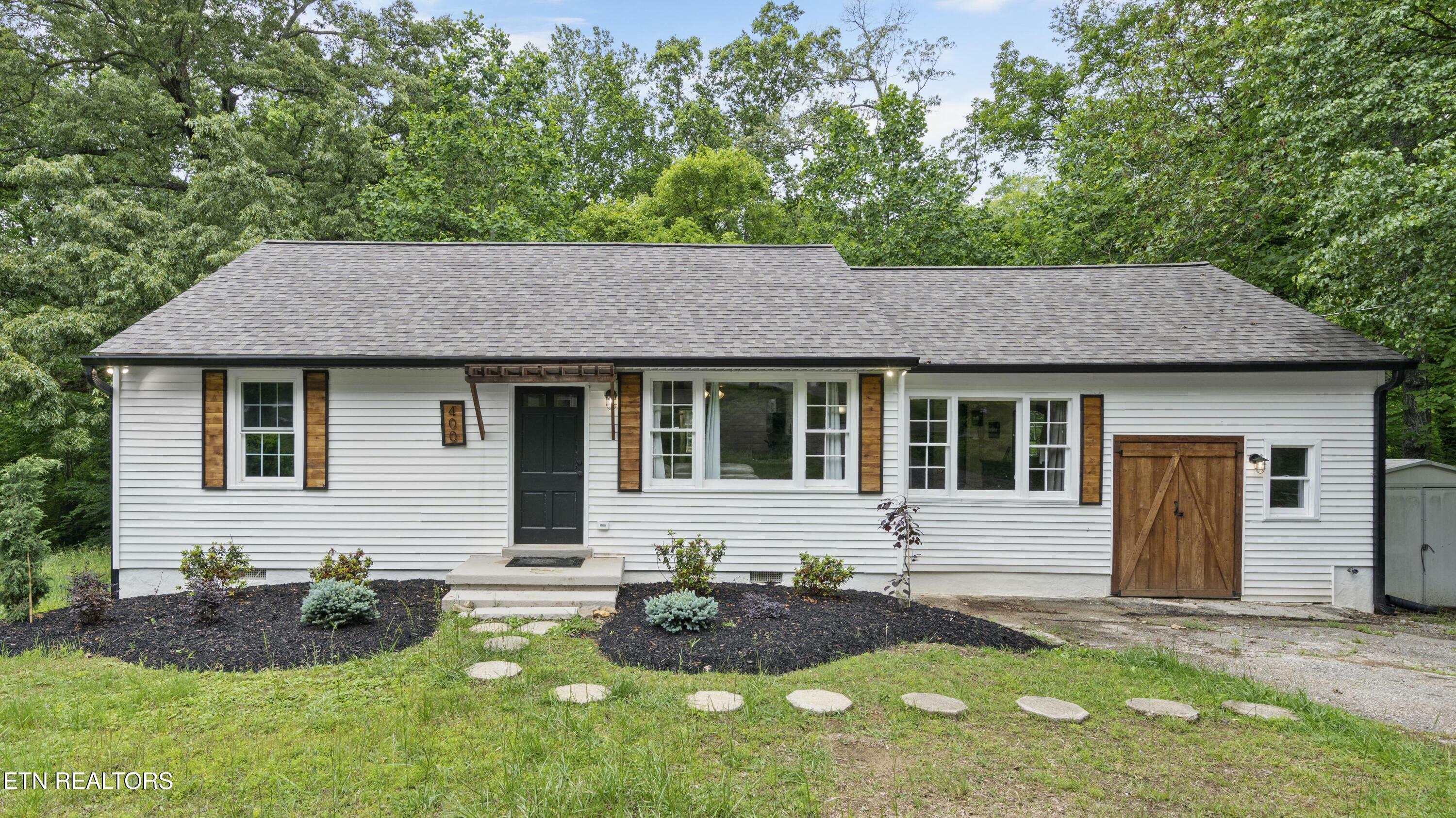 Property Photo: 400 Oakcrest Rd TN 37912