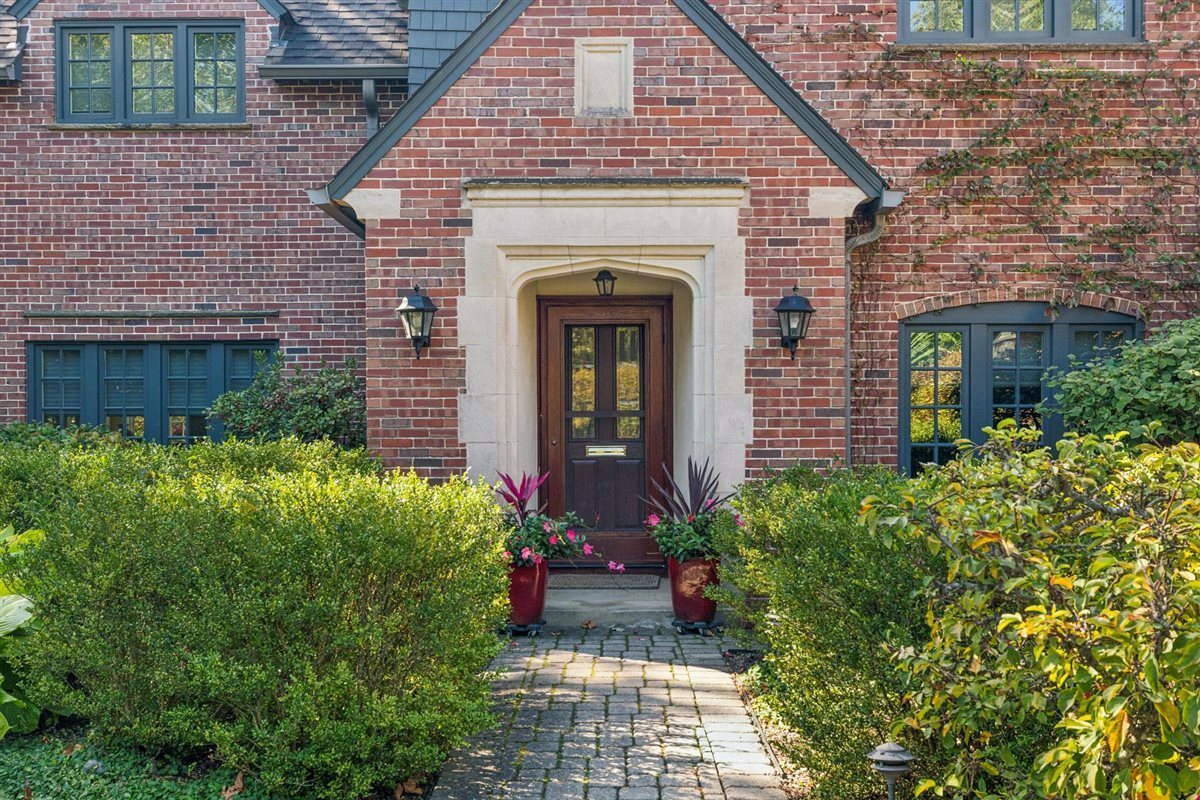 Property Photo: 350 N Deere Park Drive W IL 60035