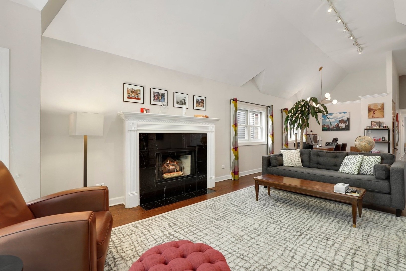 Property Photo: 2117 W Evergreen Avenue 3E IL 60622