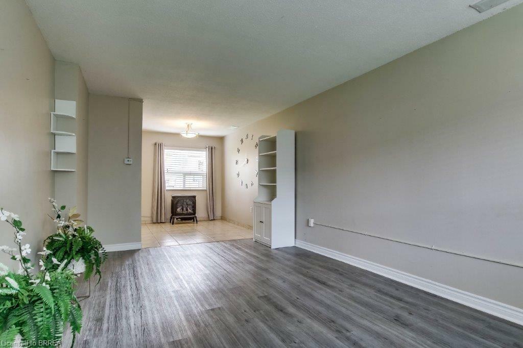 Property Photo: 271 Thames Street N 21 ON N5C 3T6