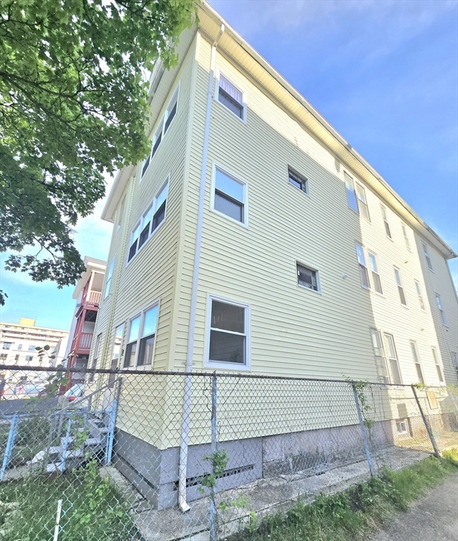 Property Photo:  9 Pelham St  MA 01609 