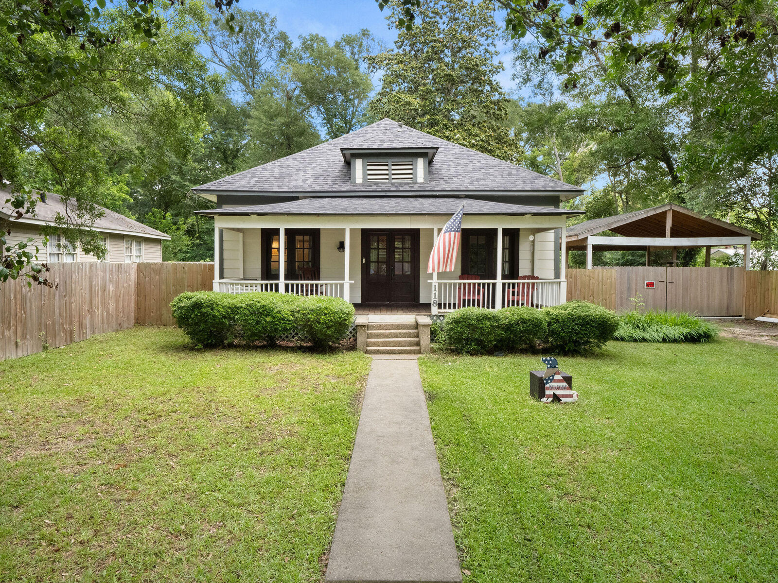 Property Photo: 118 S Division St LA 70634