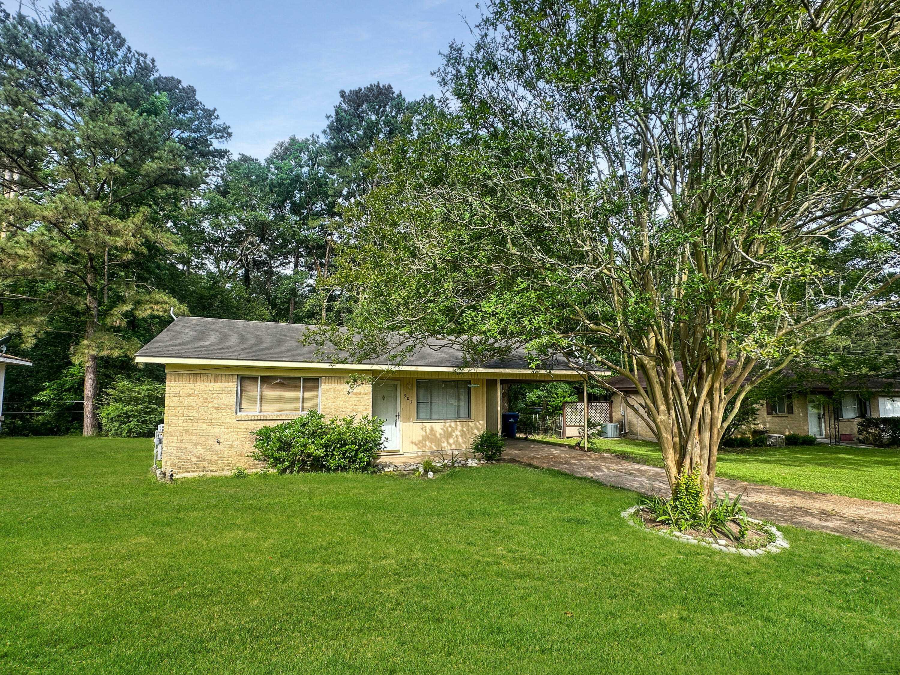 Property Photo: 307 Hickory St LA 71461