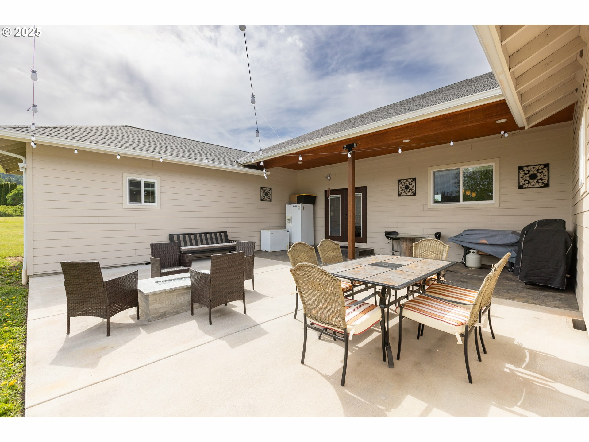 Property Photo: 4100 Harmony Dr OR 97041
