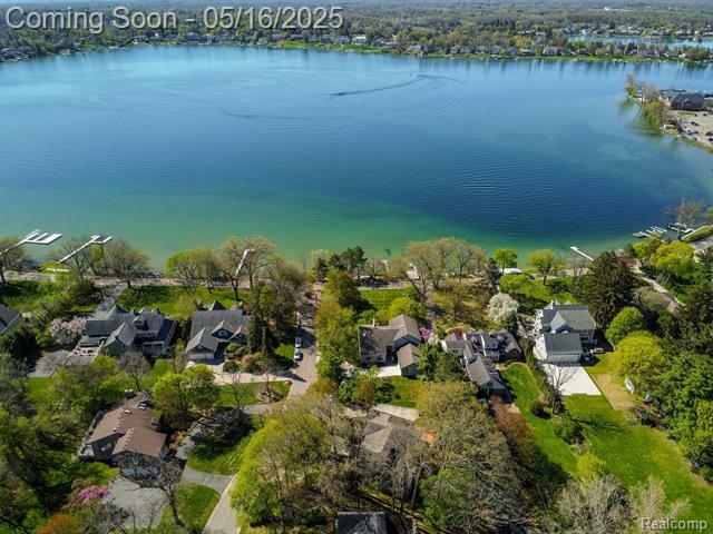 Property Photo: 2900 Lakewoods MI 48324