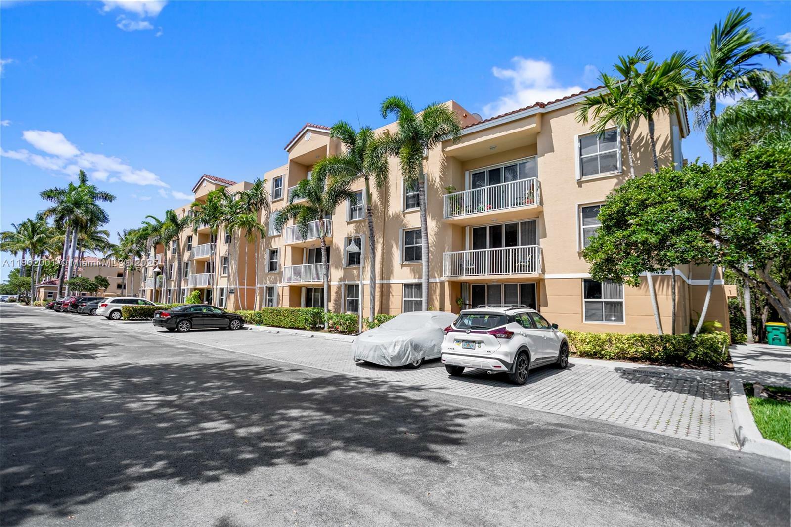 Property Photo: 619 E Sheridan St 303 FL 33004
