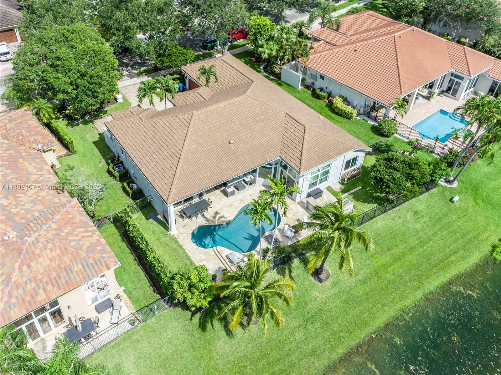 Property Photo: 2708 Meadowood Dr 2708 FL 33332