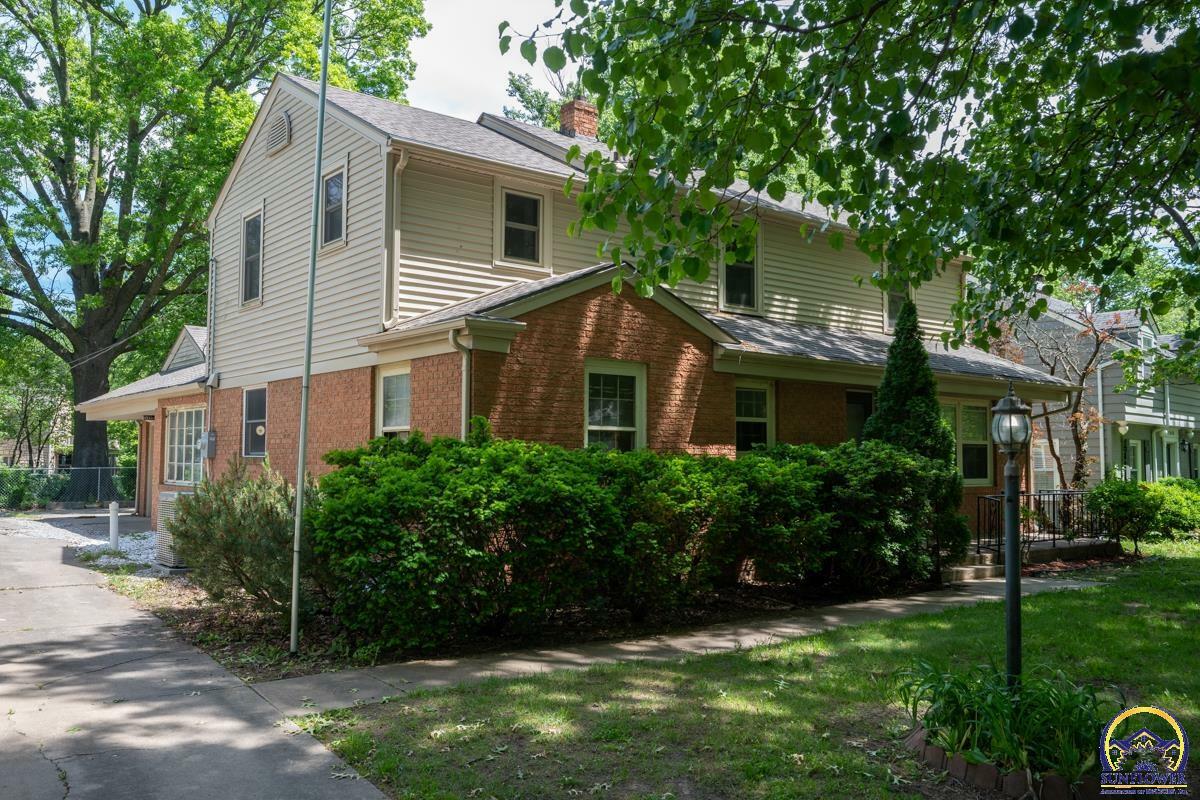 Property Photo:  1940 SW Pembroke Ln  KS 66604 