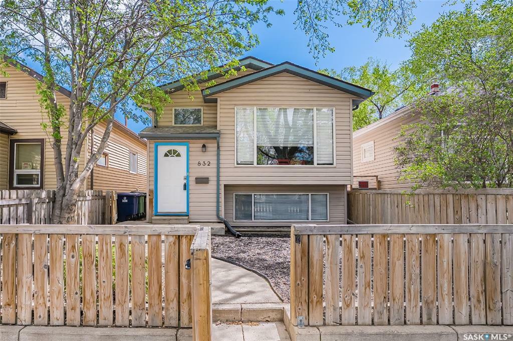 Property Photo: 832 H Avenue N SK S7L 2C2