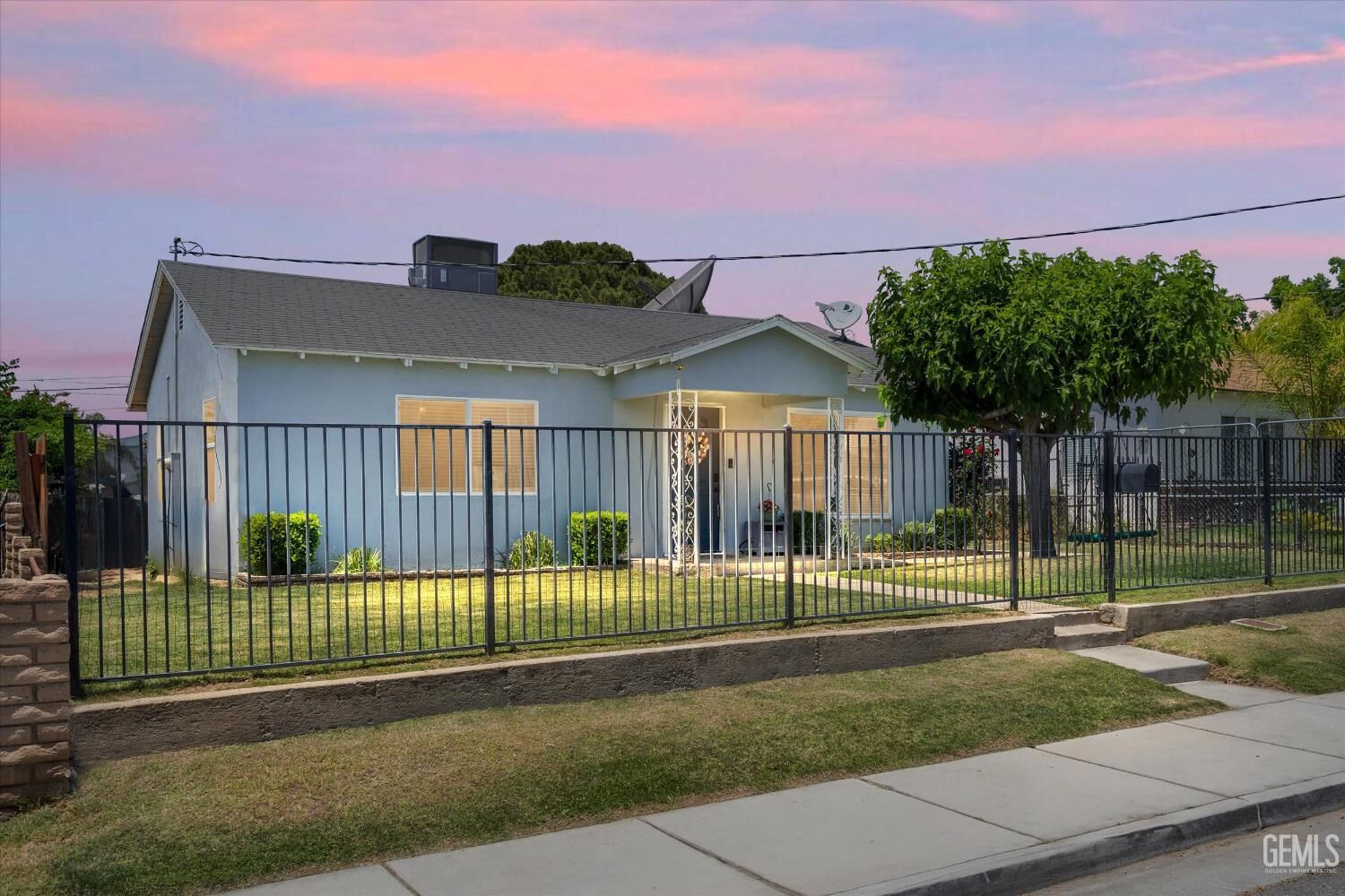 Property Photo:  723 Shalimar Drive  CA 93306 