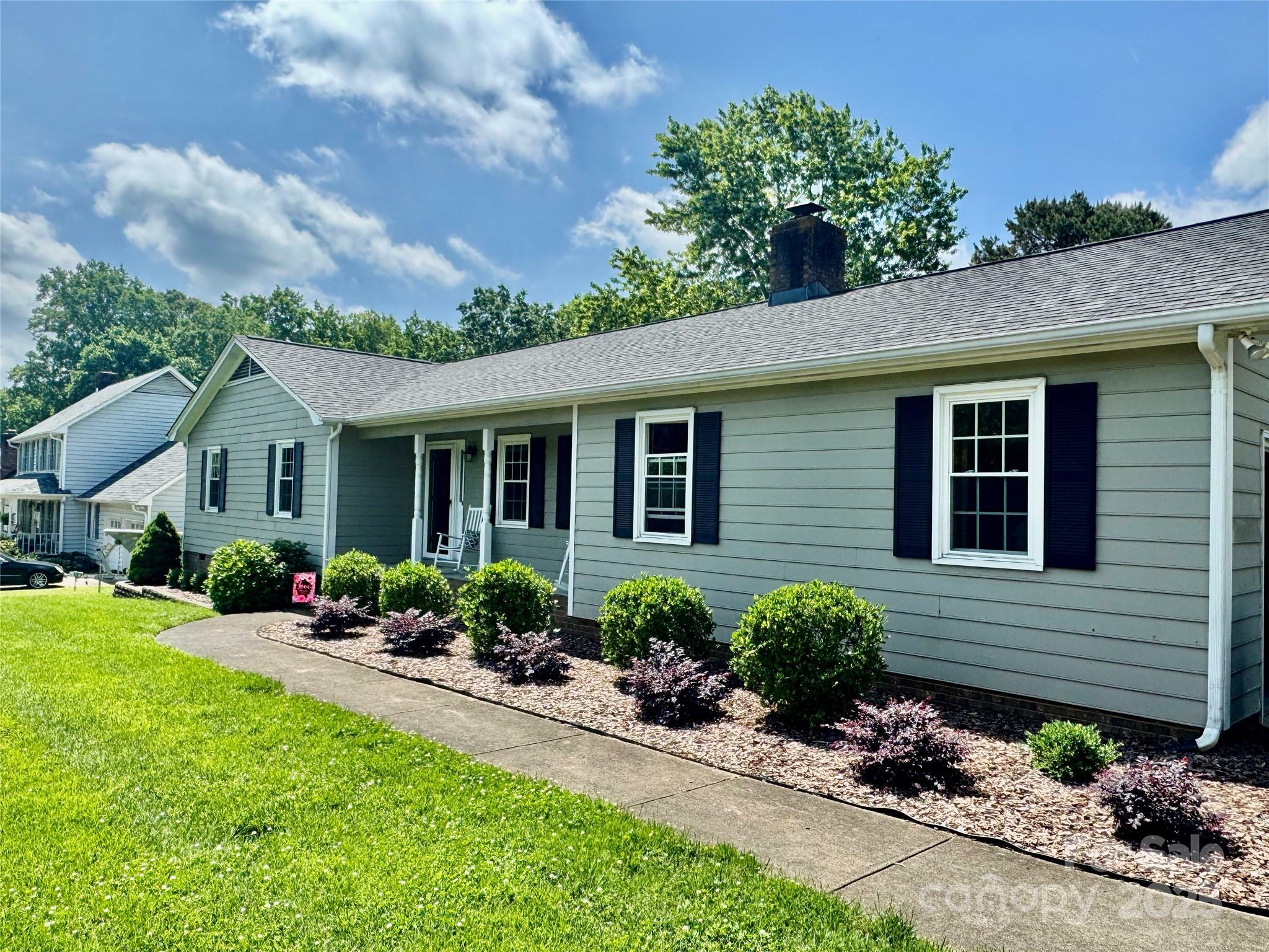 Property Photo: 2810 Elizabeth Avenue NC 28150