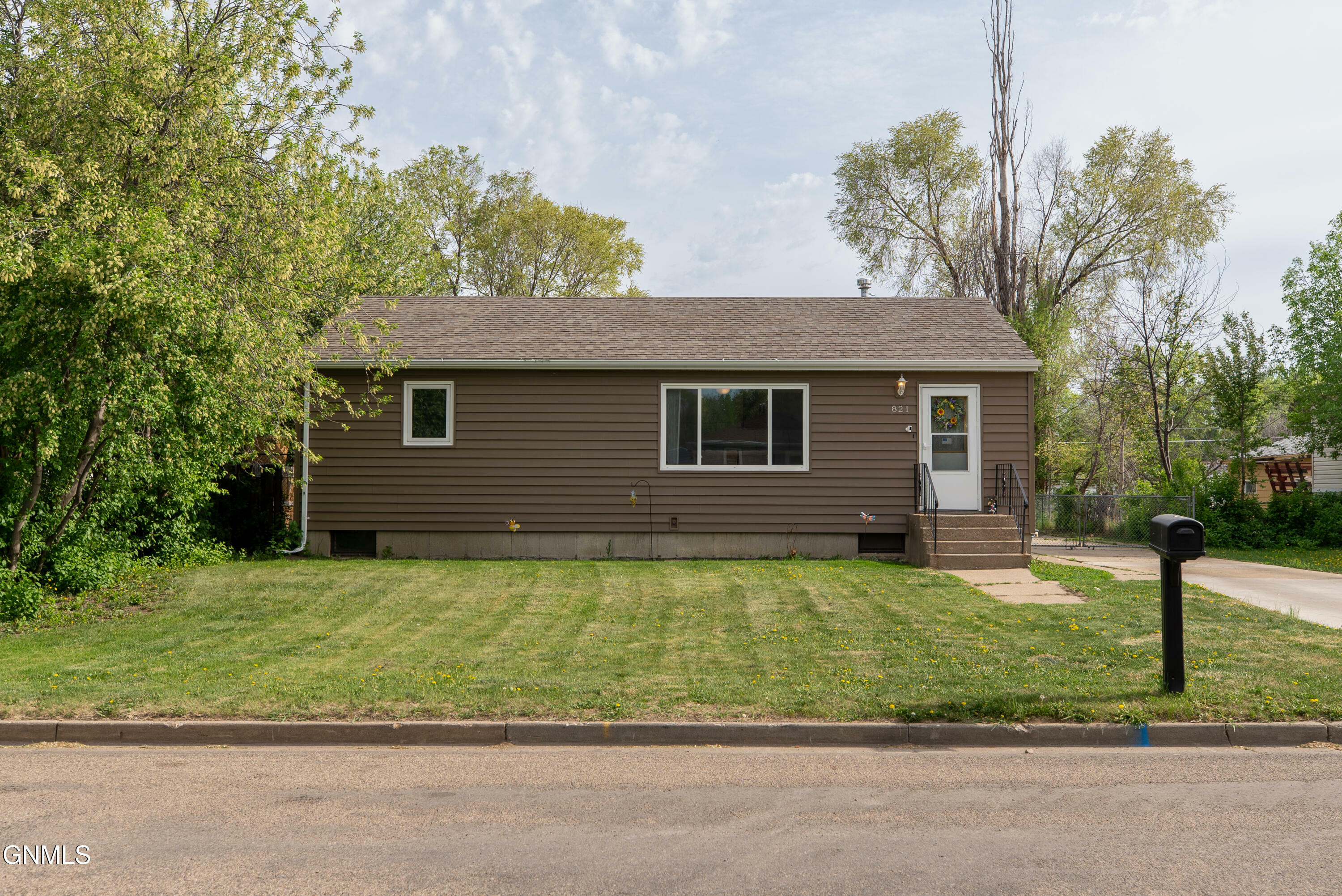 Property Photo: 821 W Sweet Avenue ND 58504