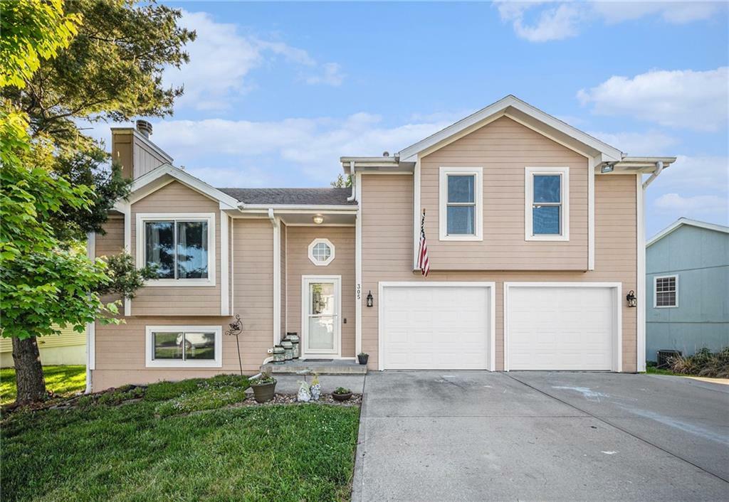 Property Photo:  305 Crimson Court  MO 64429 