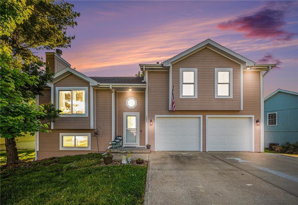 Property Photo: 305 Crimson Court MO 64429
