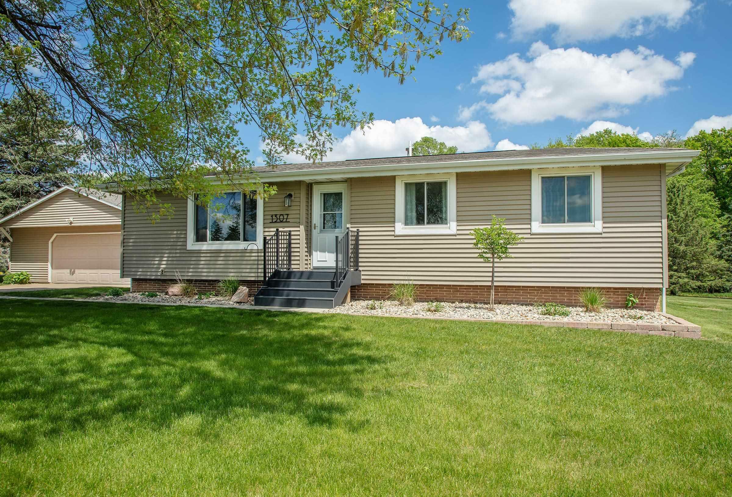 Property Photo: 1307 SE 5th Avenue IA 50677