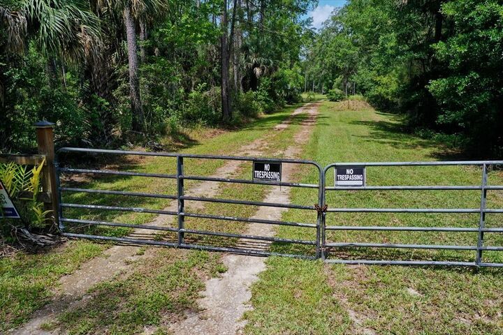 Property Photo: 10379 NE Highway 314 FL 34488