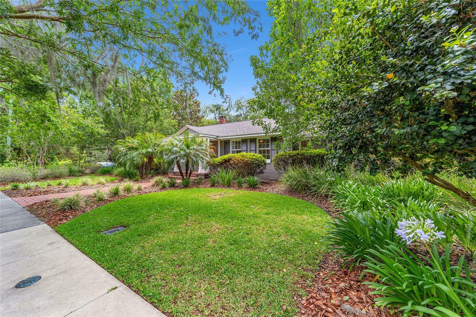Property Photo: 415 NE 5th Avenue FL 32601
