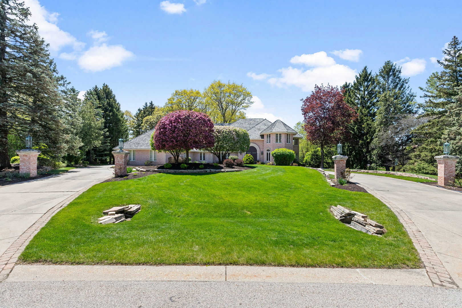 Property Photo: 33 Ketterling Court IL 60010