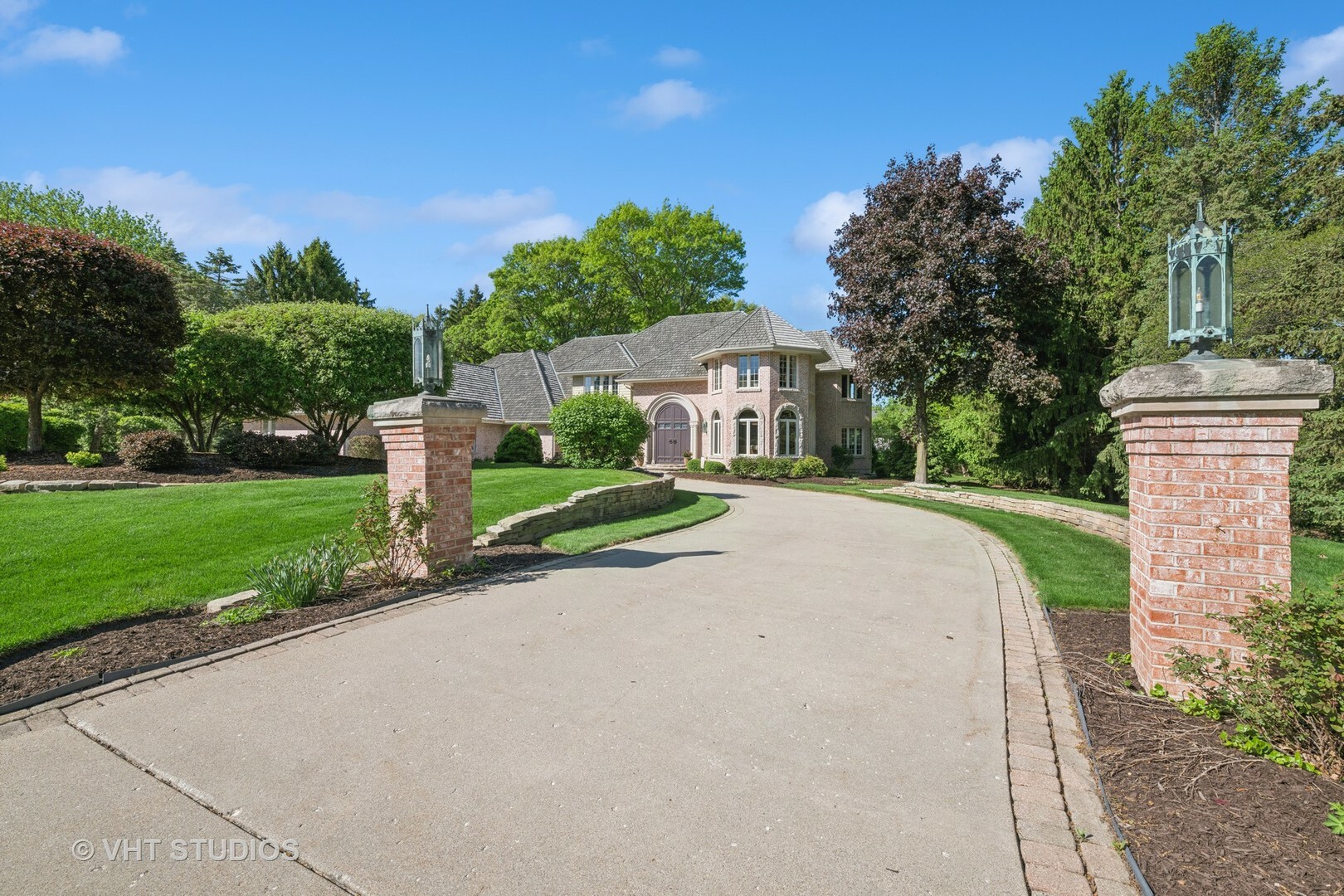 Property Photo: 33 Ketterling Court IL 60010
