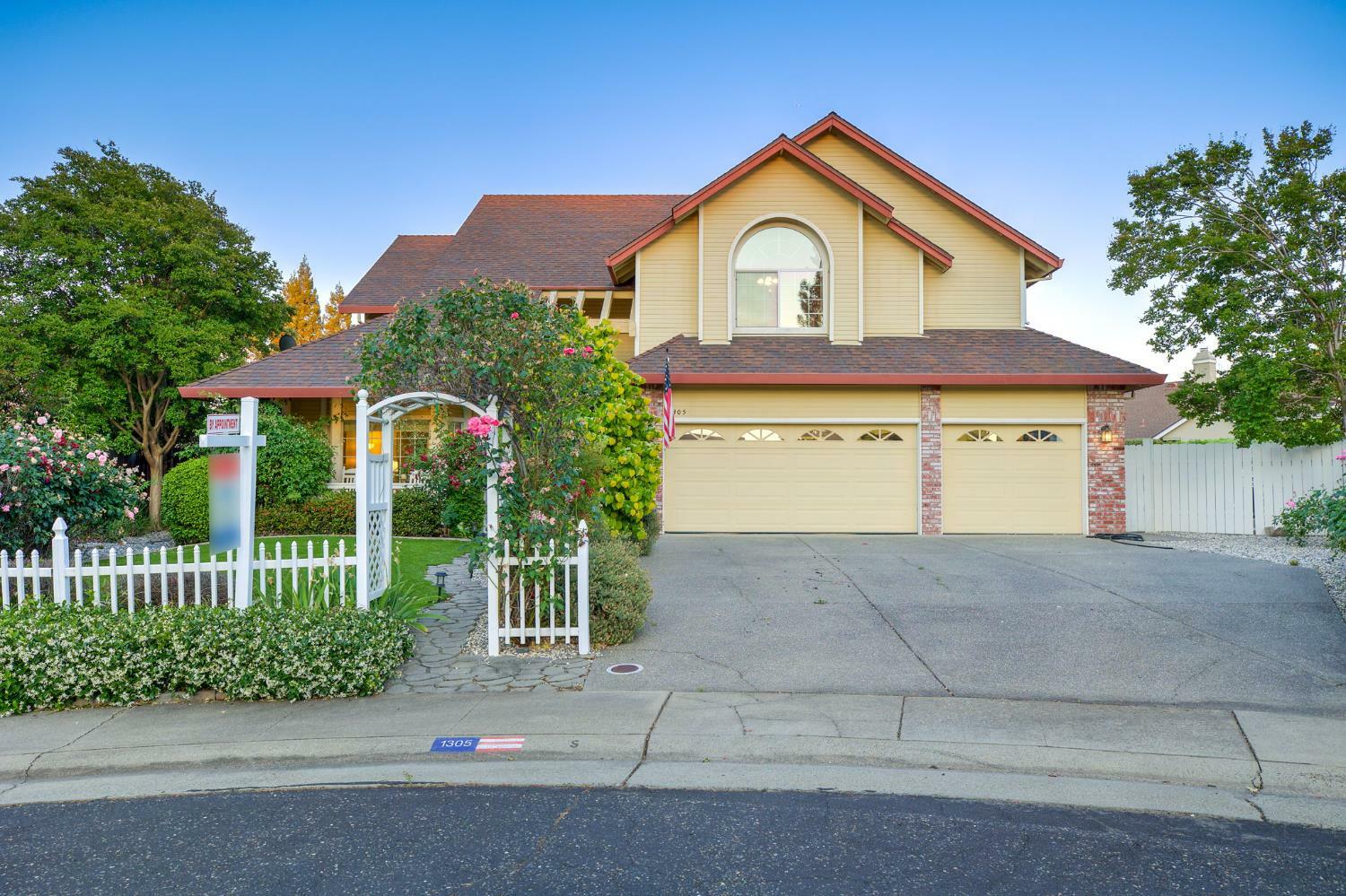 Property Photo: 1305 Green Valley Court CA 95747