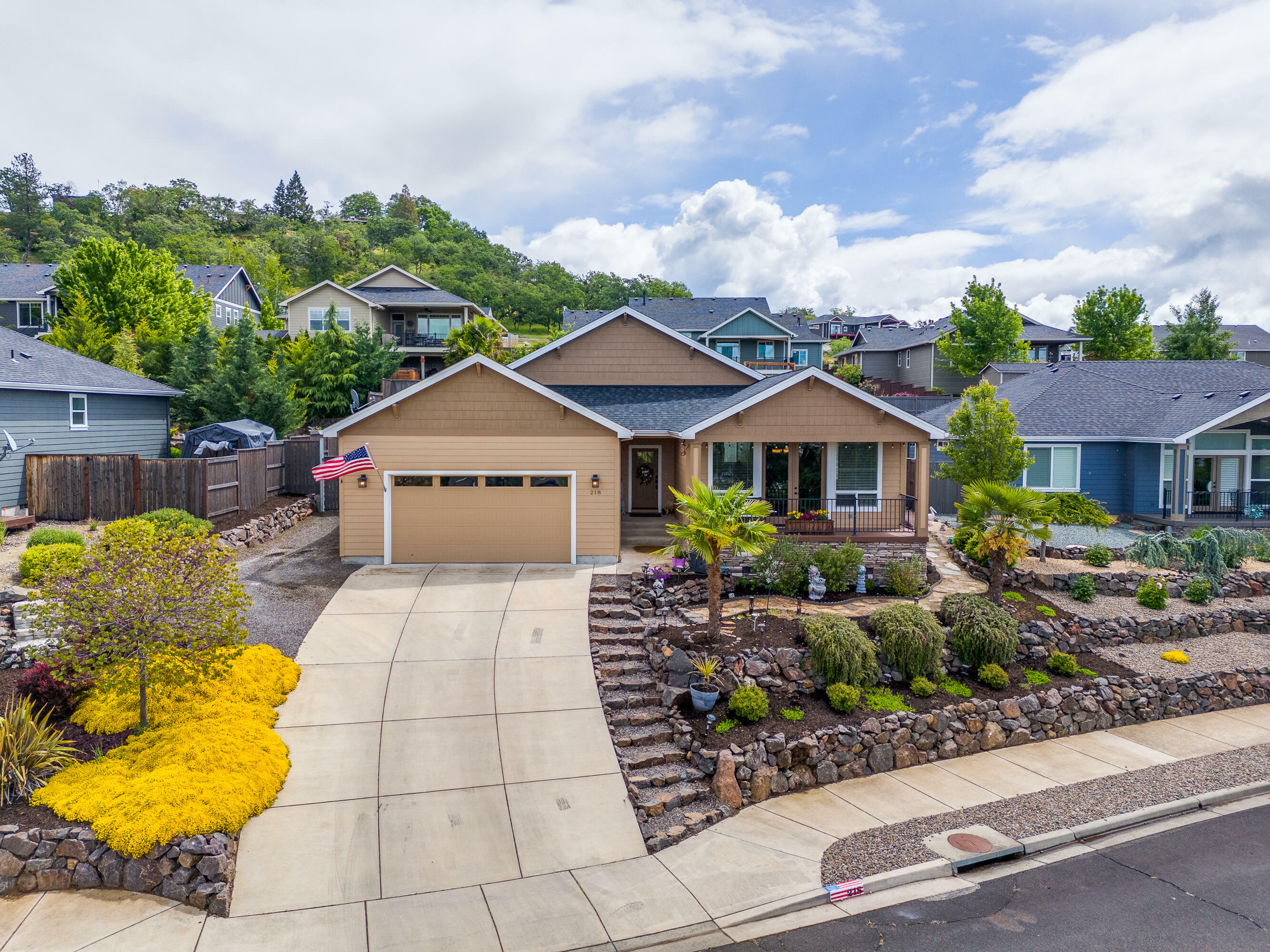 Property Photo: 218 Cambridge Terrace OR 97524