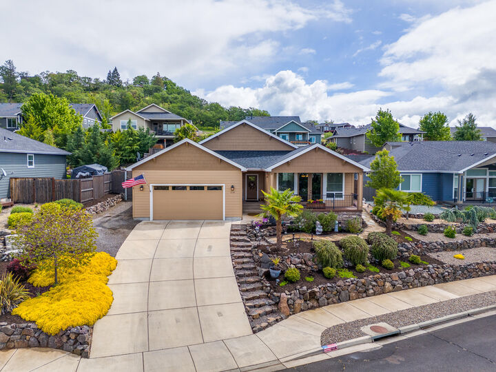 218 Cambridge Terrace  Eagle Point OR 97524 photo