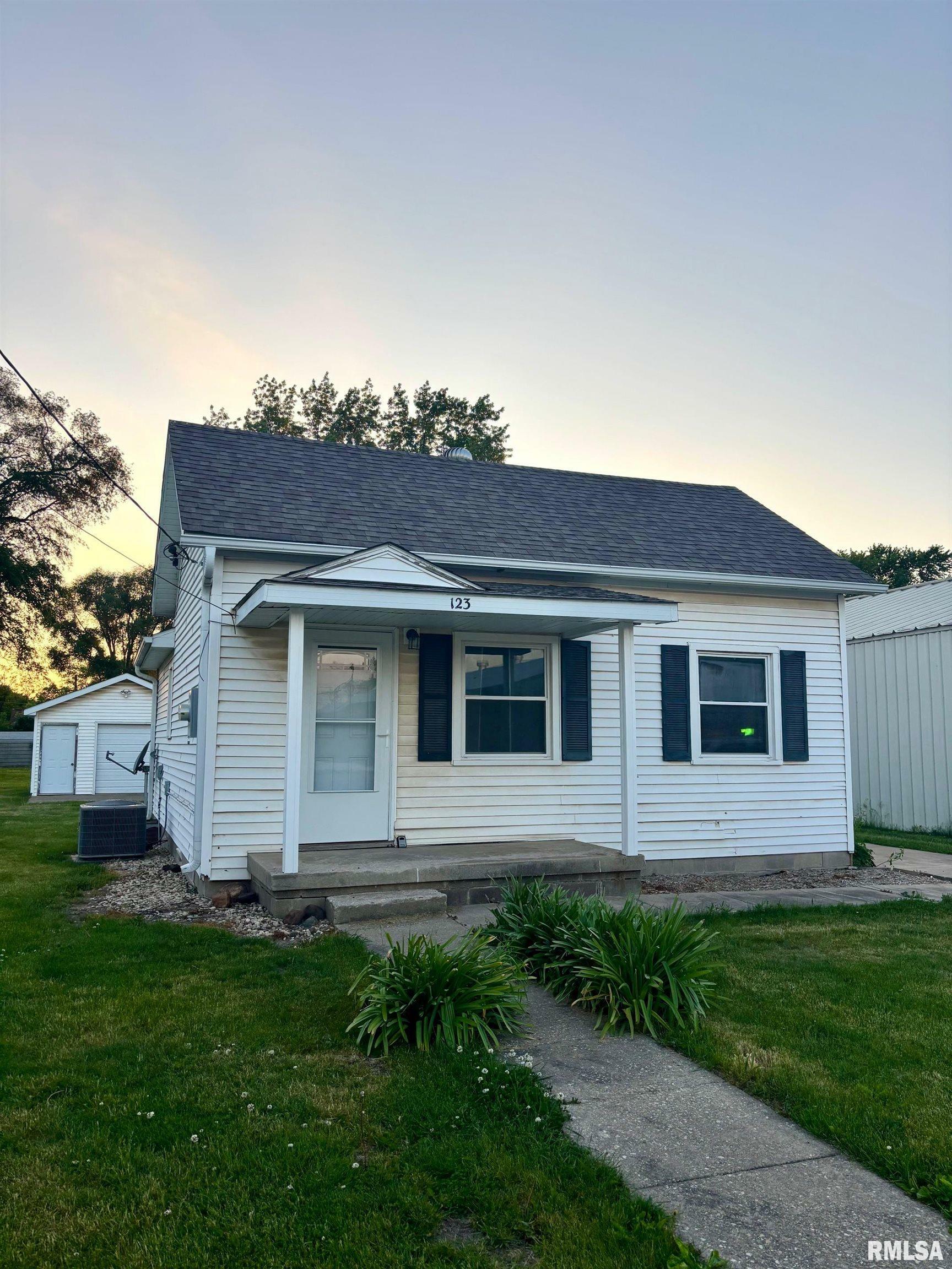 Property Photo: 123 N Oak Street IL 61489