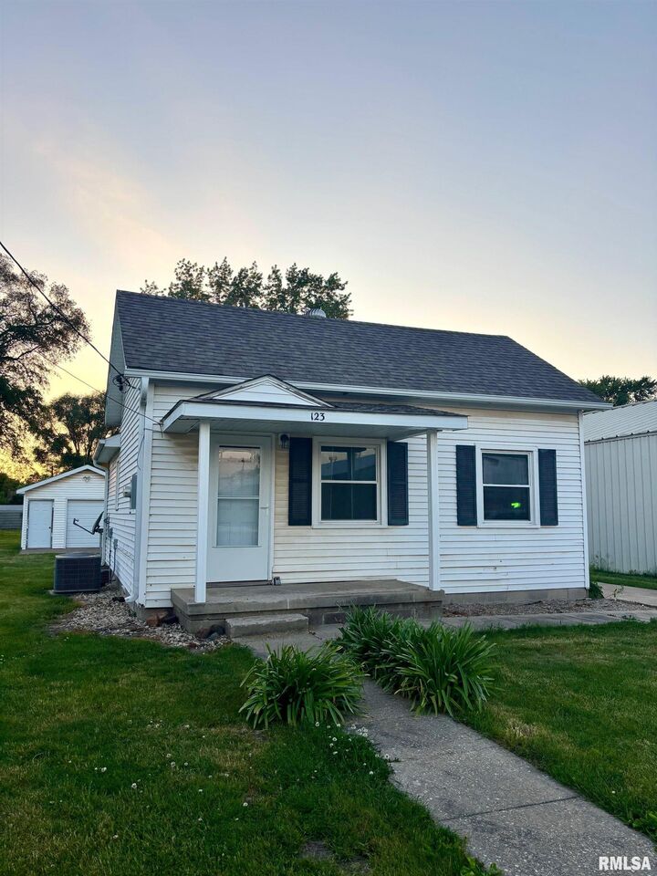 123 N Oak Street  Williamsfield IL 61489 photo