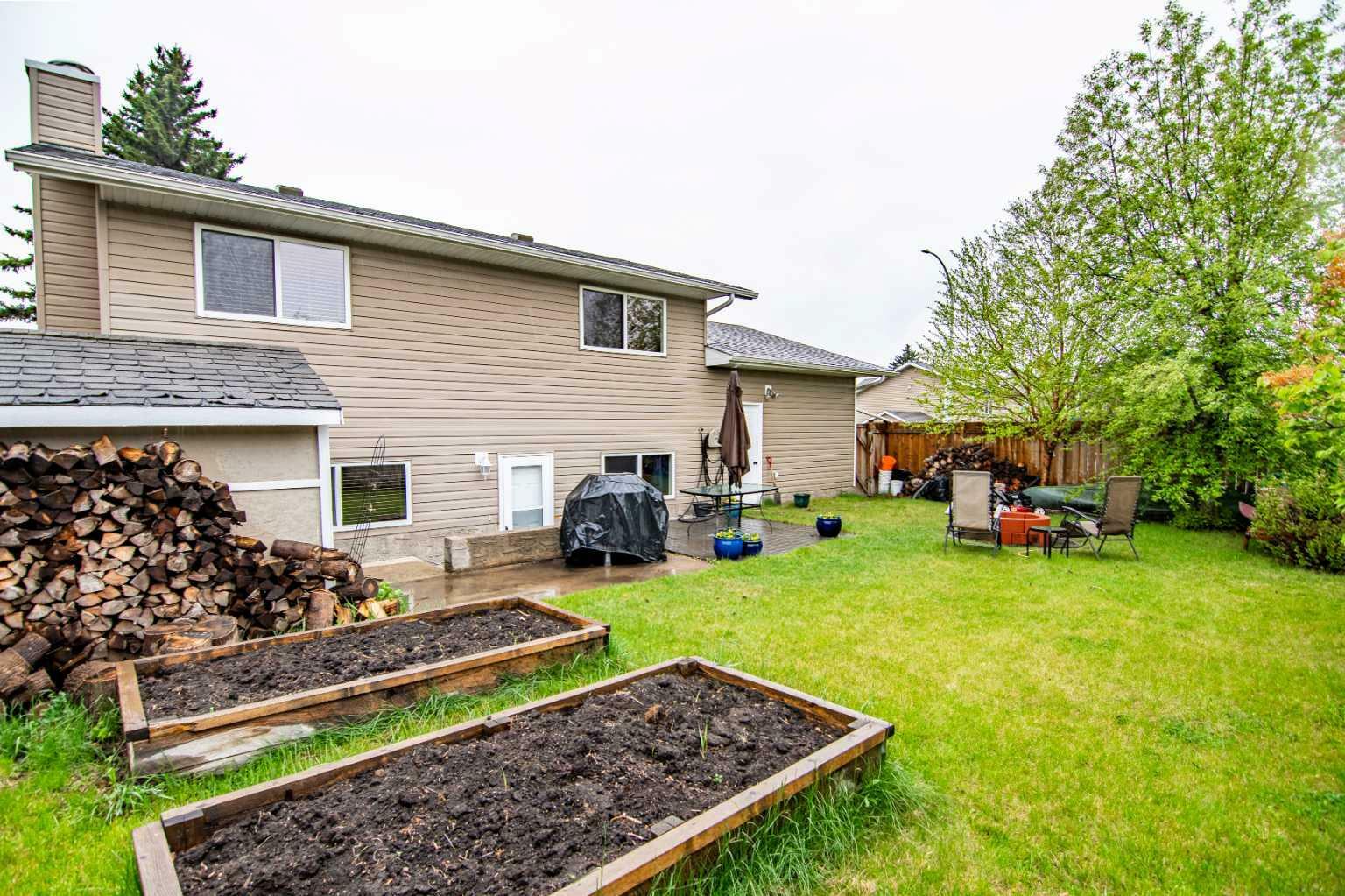 Property Photo: 41 Willow Crescent AB T4L 1V3