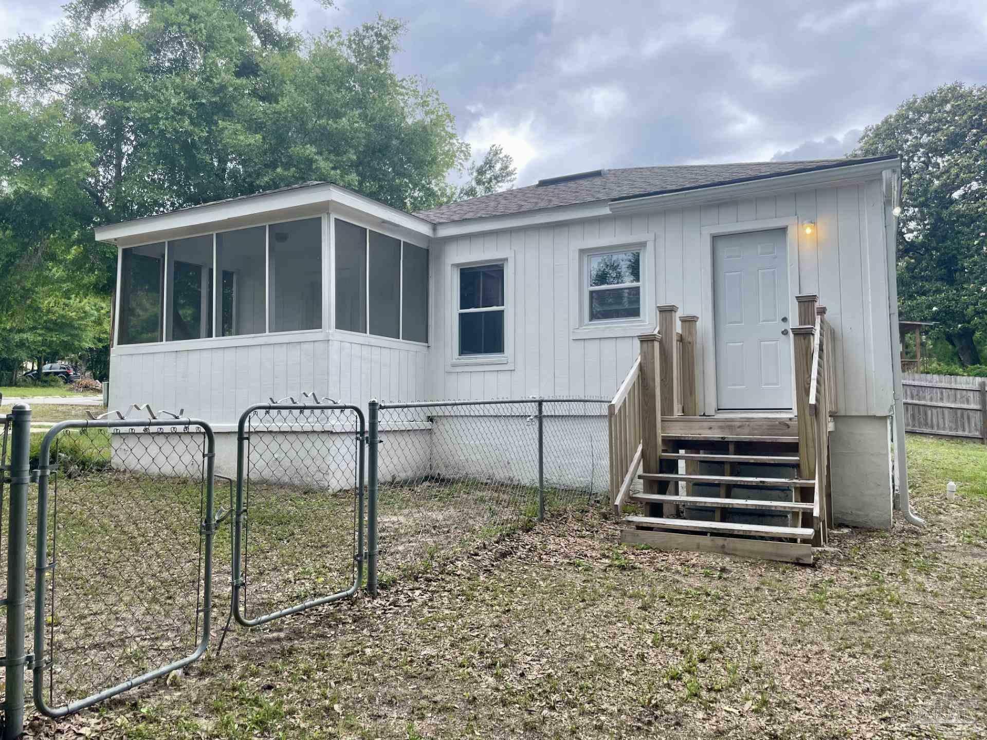 Property Photo: 209 Maple St FL 32506
