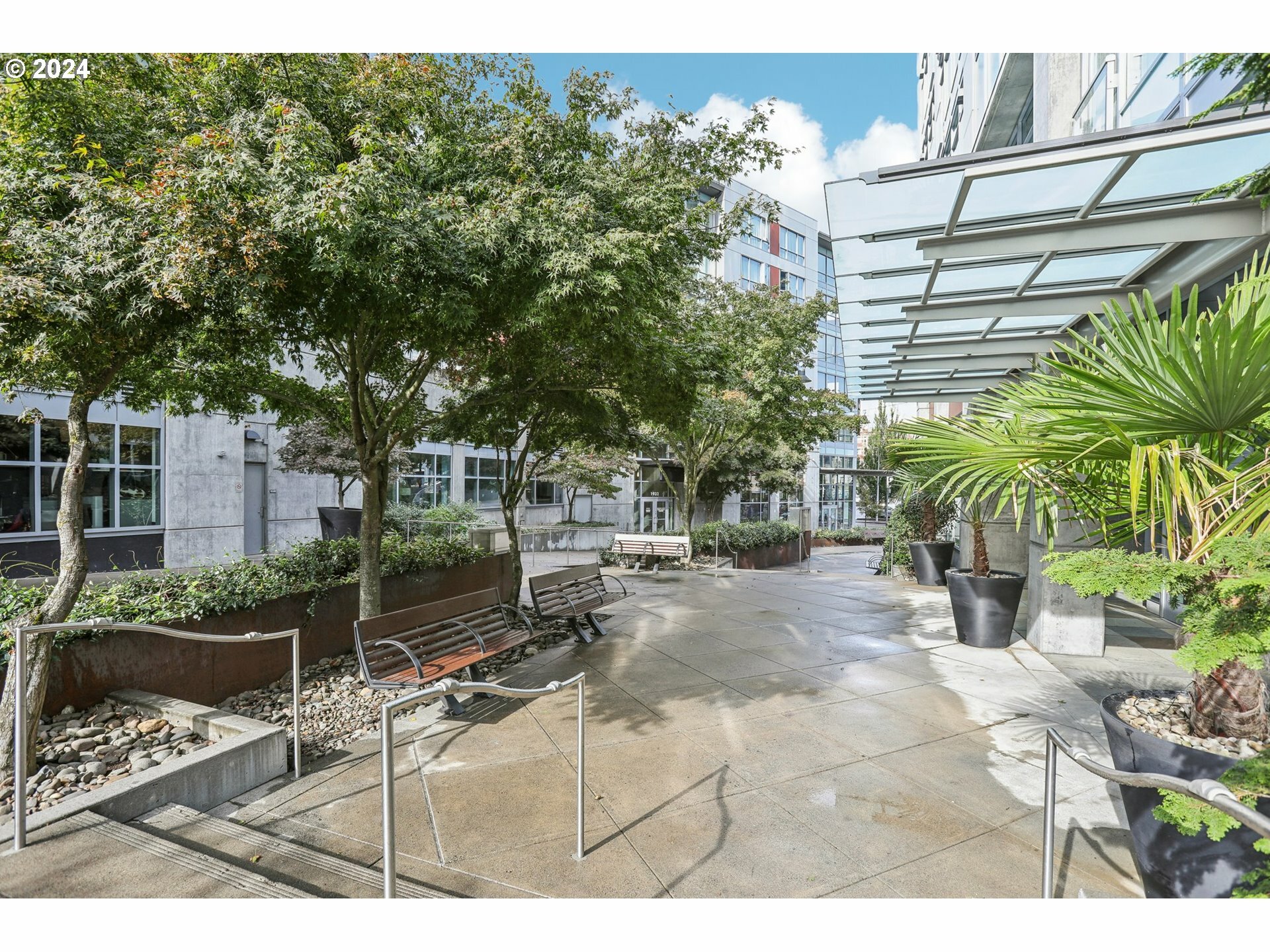 Property Photo: 1926 W Burnside St 606 OR 97209
