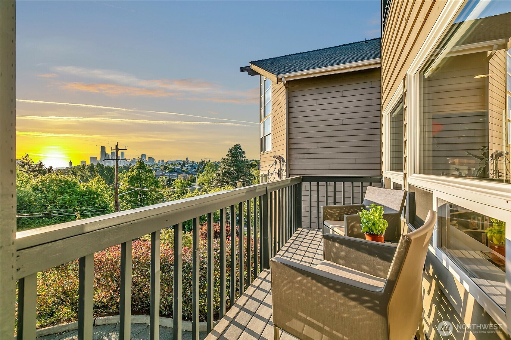 Property Photo: 1706 Bradner Place S 3 WA 98144