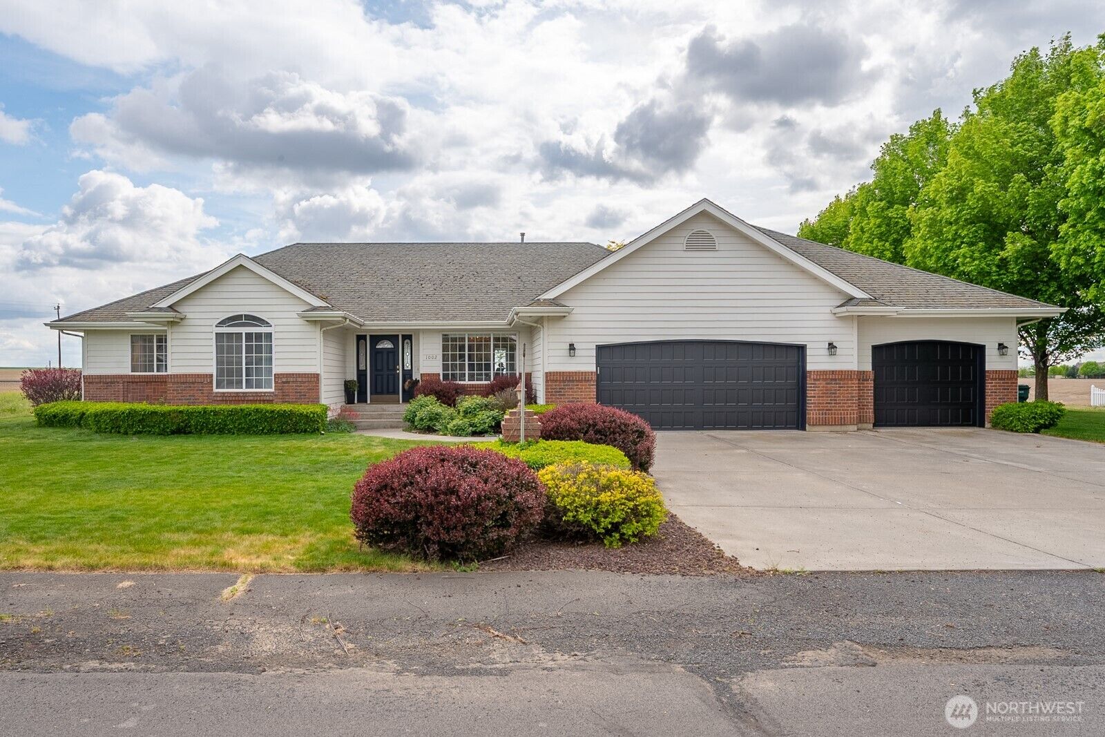 Property Photo:  1002 S Jackson Street  WA 99169 