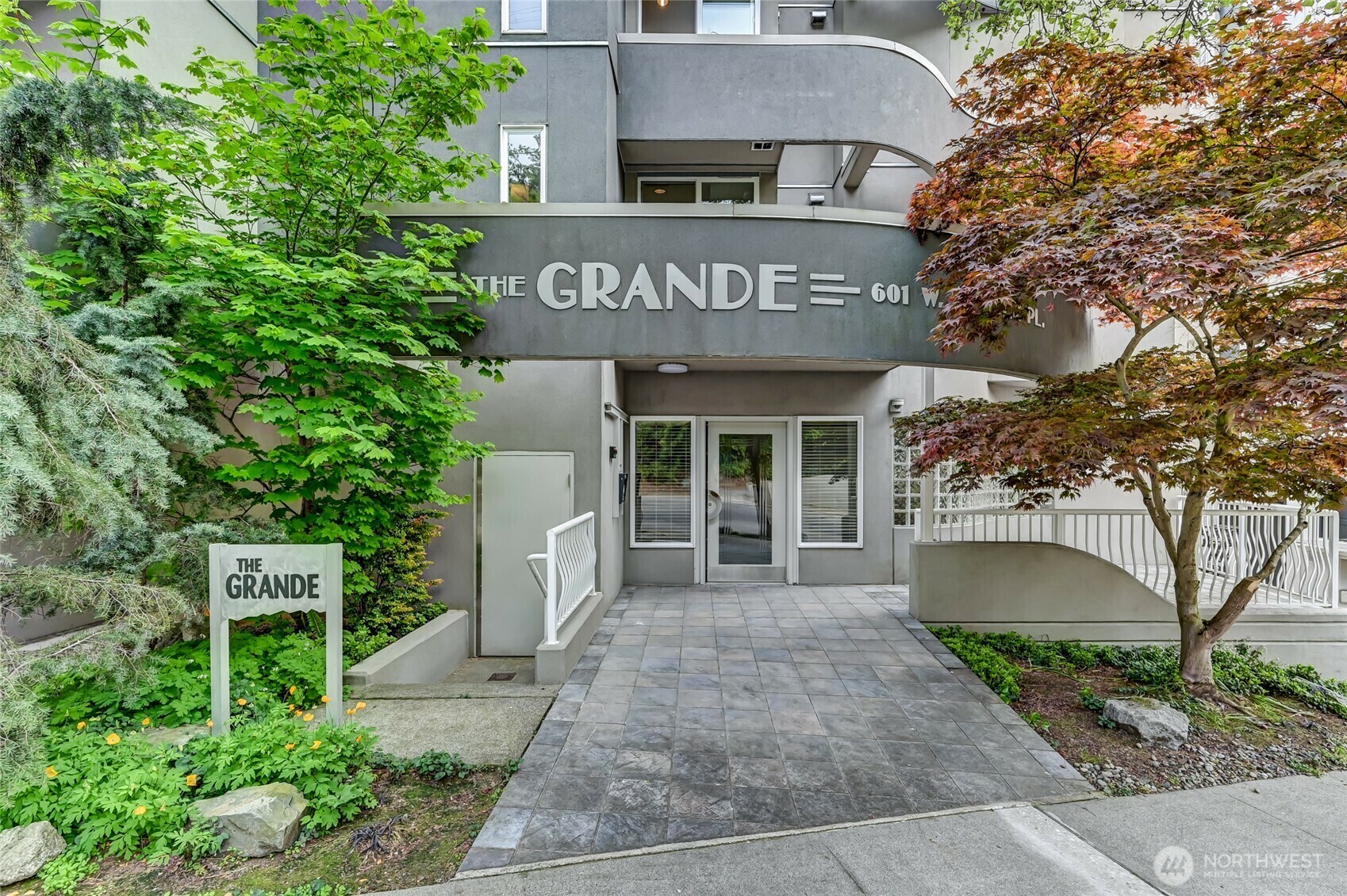 Property Photo: 601 W Mercer Place 201 WA 98119