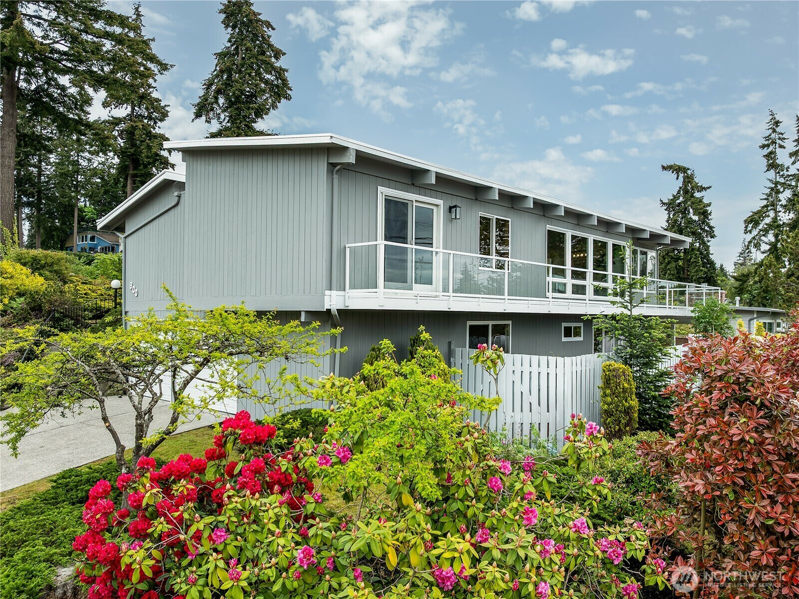 Property Photo:  900  Sea Vista Place  WA 98020 