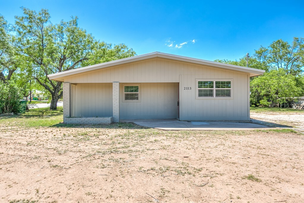 Property Photo: 2113 S Hill St TX 76903
