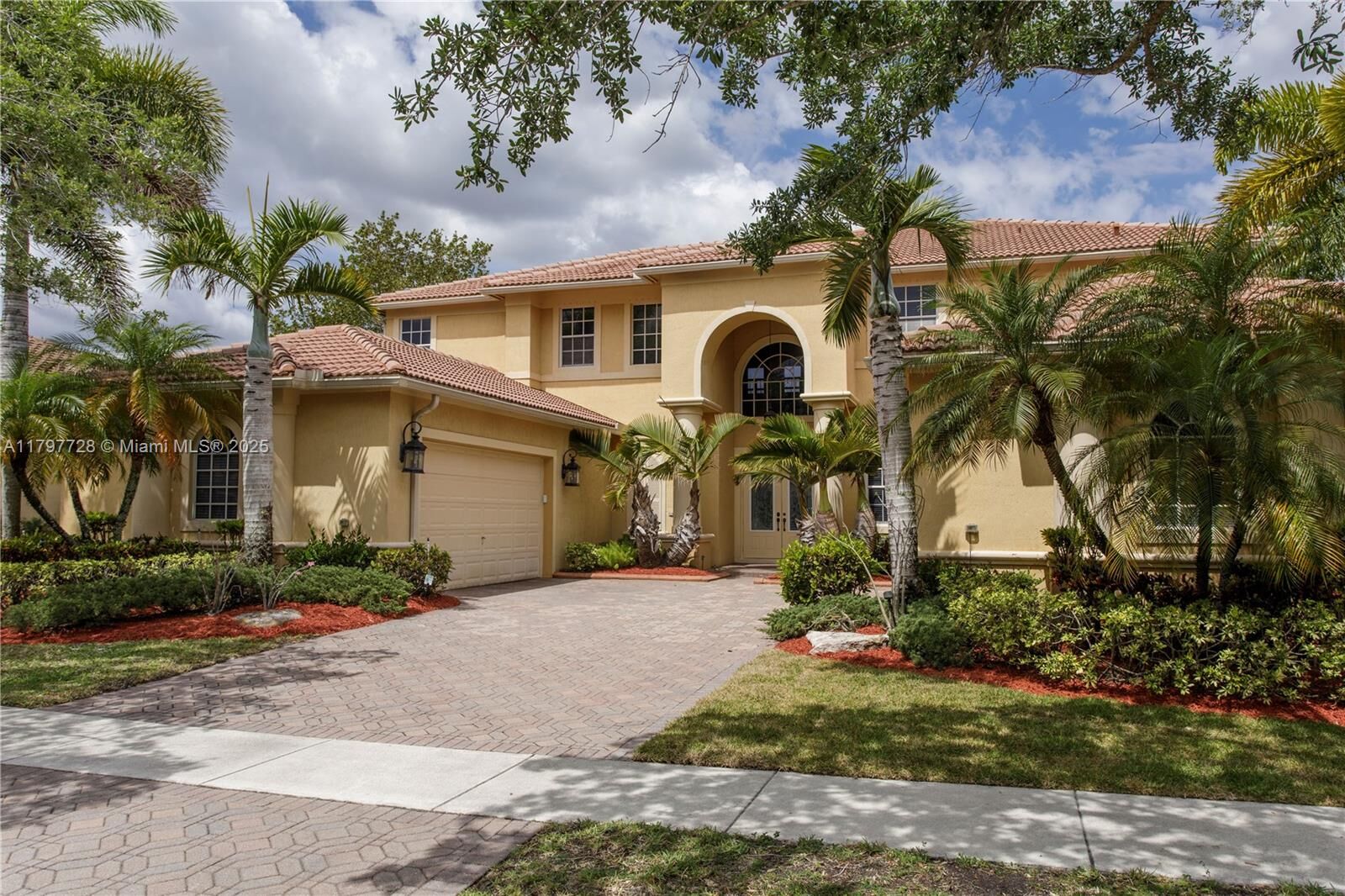 Property Photo: 3837 E Coquina Way FL 33332