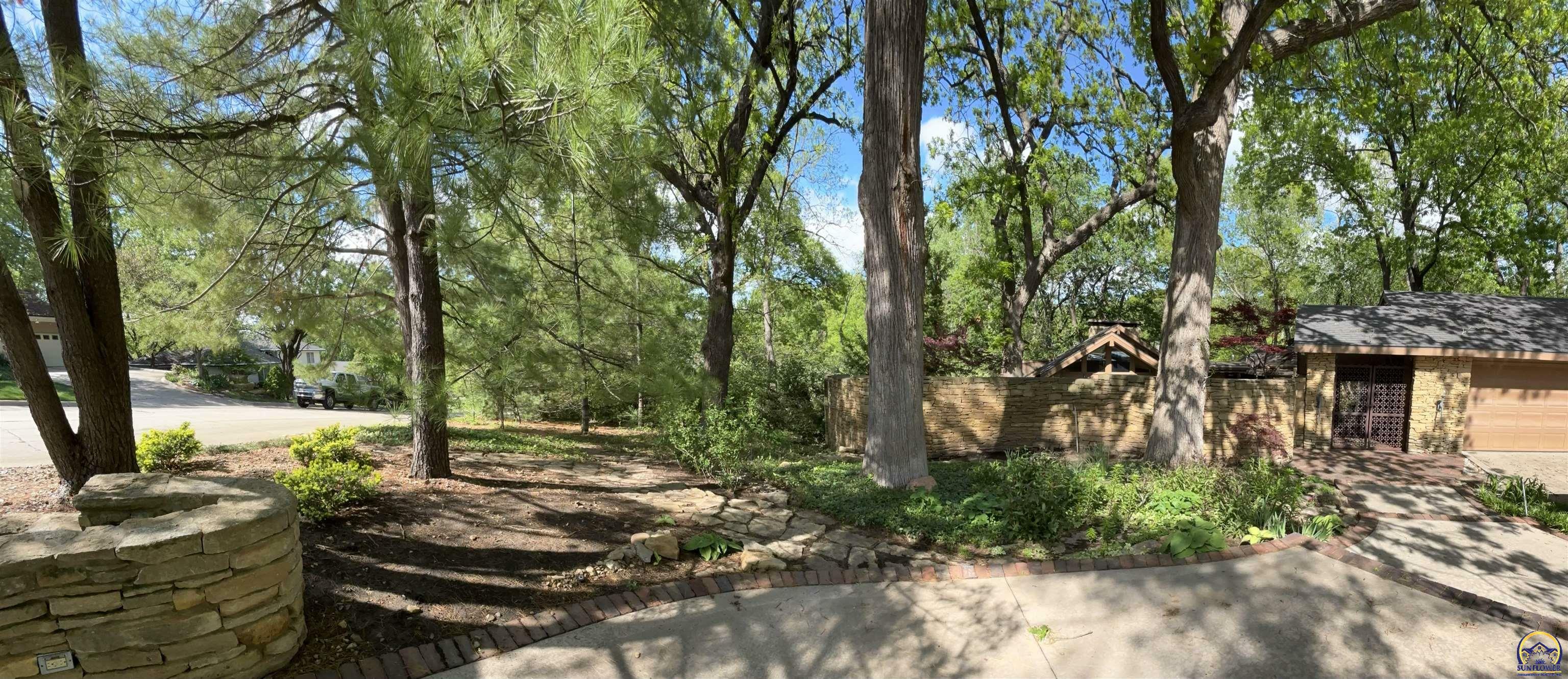 Property Photo: 2824 SW Macvicar Ave KS 66611