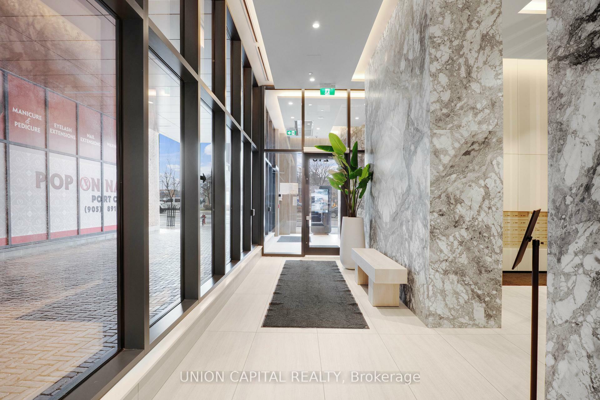 Photo de la propriété: 215 Lakeshore Road W 530 ON L5H 0A9