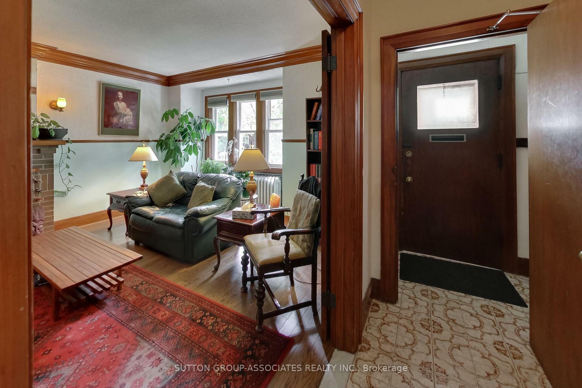 Photo de la propriété: 47 Robina Avenue ON M6C 3Y5