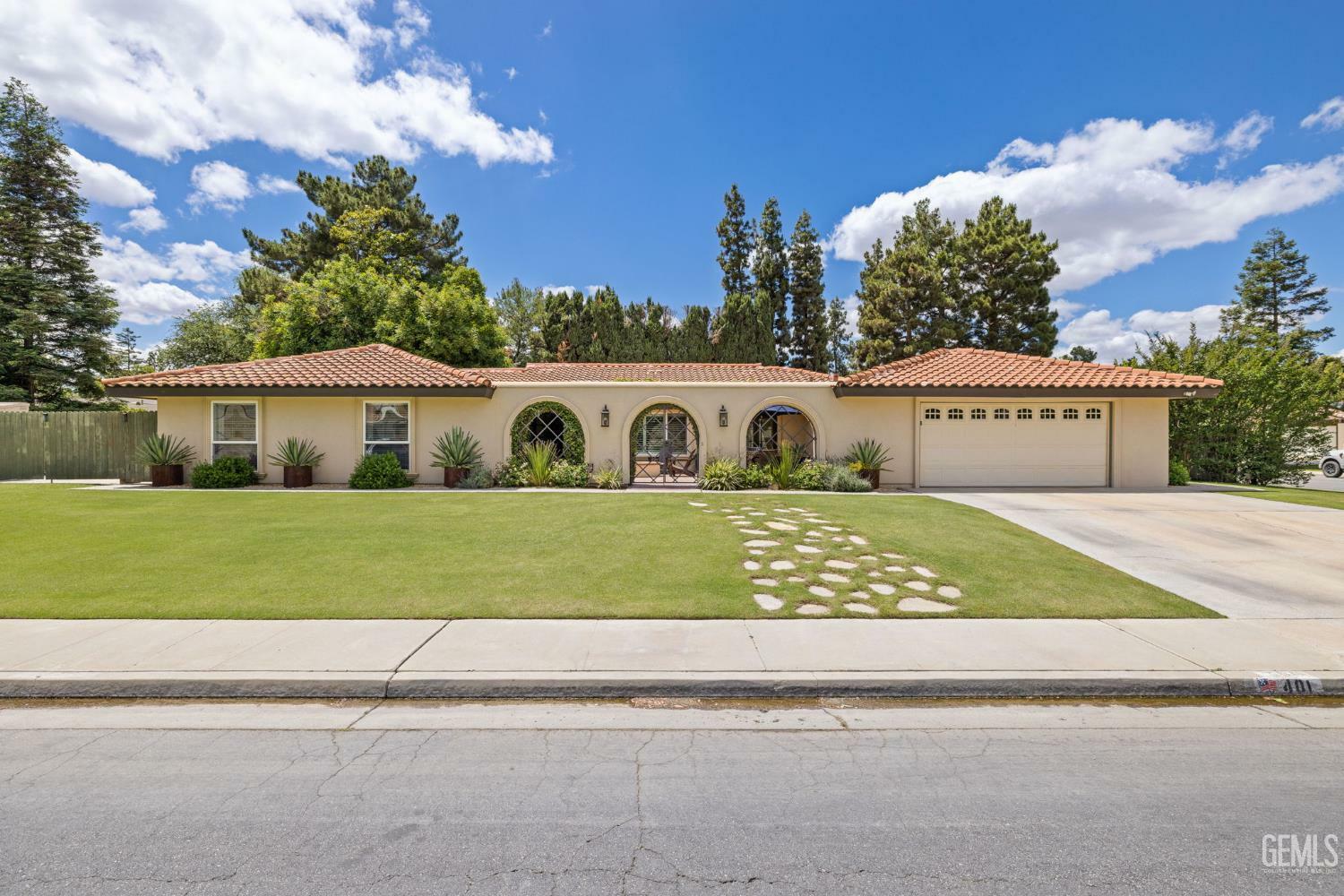 Property Photo: 401 Via Carisma CA 93309