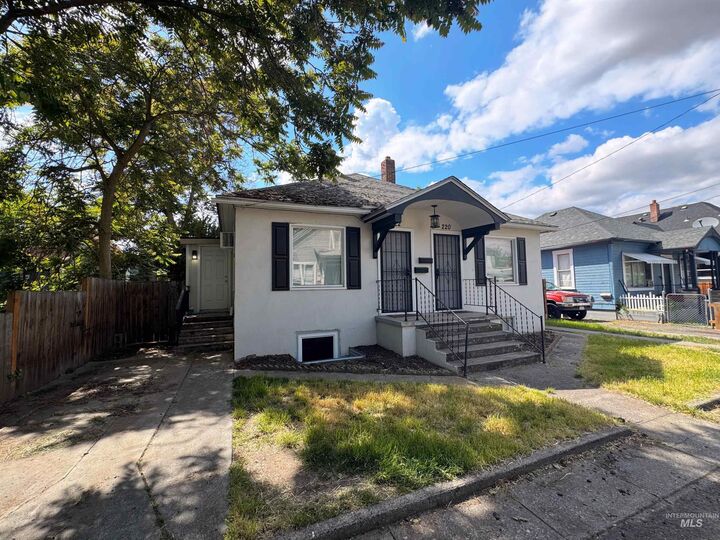 Property Photo:  220-222 Glass Way  ID 83501 